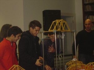 A ponte dos alunos Bernardo Alves, Brígida Conduto, David Silva e João Palinhos conseguiu suportar a uma carga de 13,9 kg.